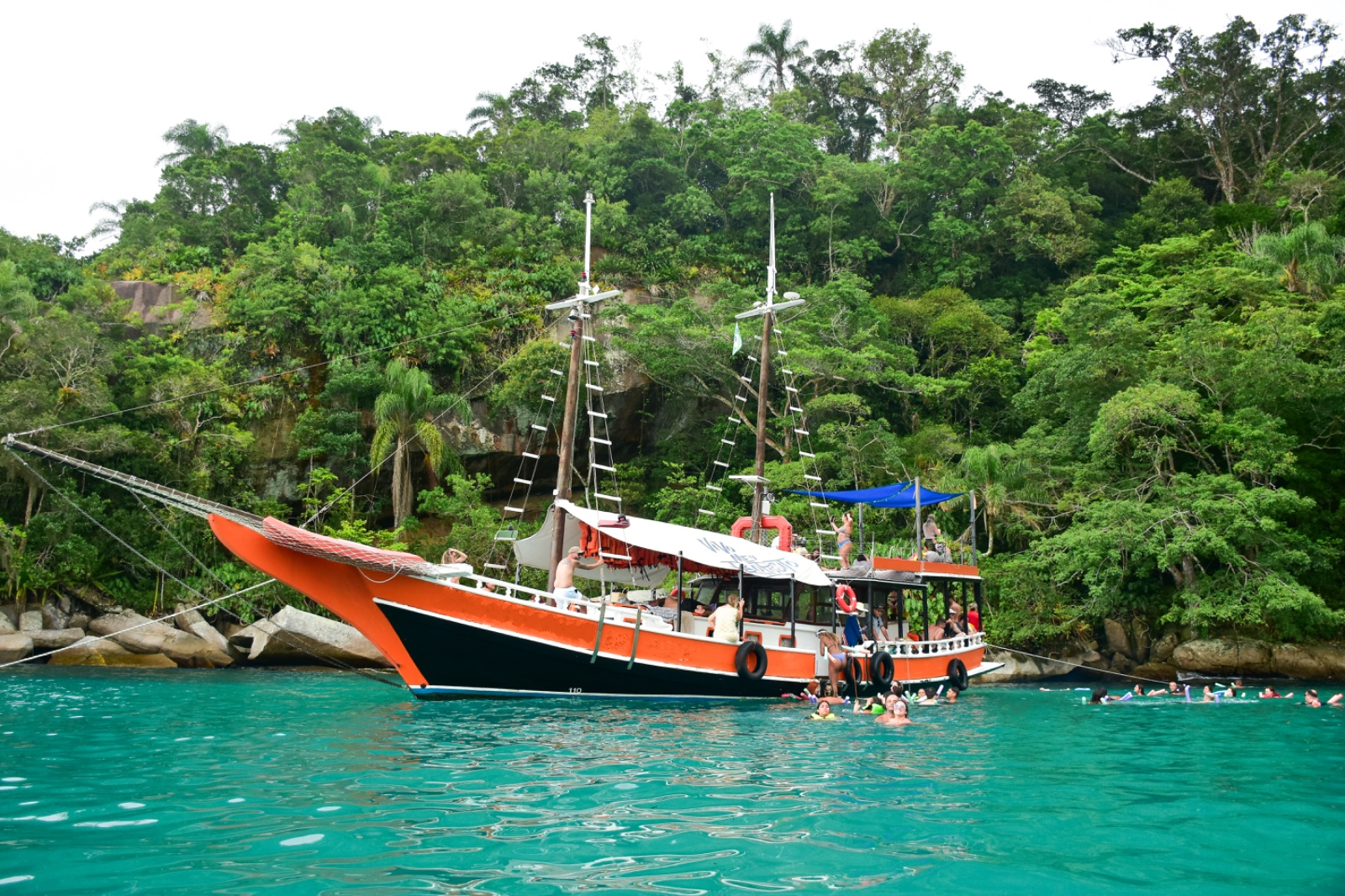 ESCUNA FAMILIAR PARATY - 10:00 Horas -  Praia Vermelha & Ilha dos Cocos