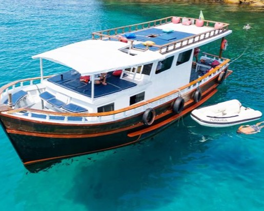 Barco Paraty PRIVATIVO Churrasqueira • Snorkel • Stand UP • Som • Gelo • Toilet (R$ p/ate 25 passageiros) 