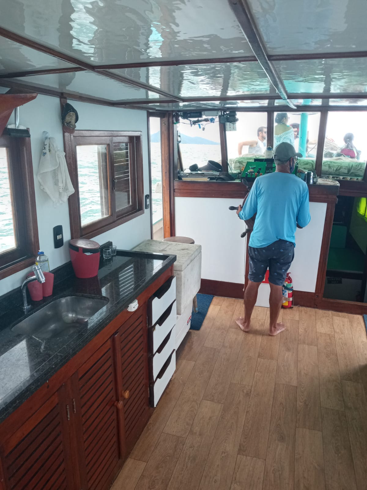 Barco Paraty PRIVATIVO Churrasqueira • Snorkel • Som bluetooth • Gelo • Toilet (R$ p/ate 15 passageiros) 