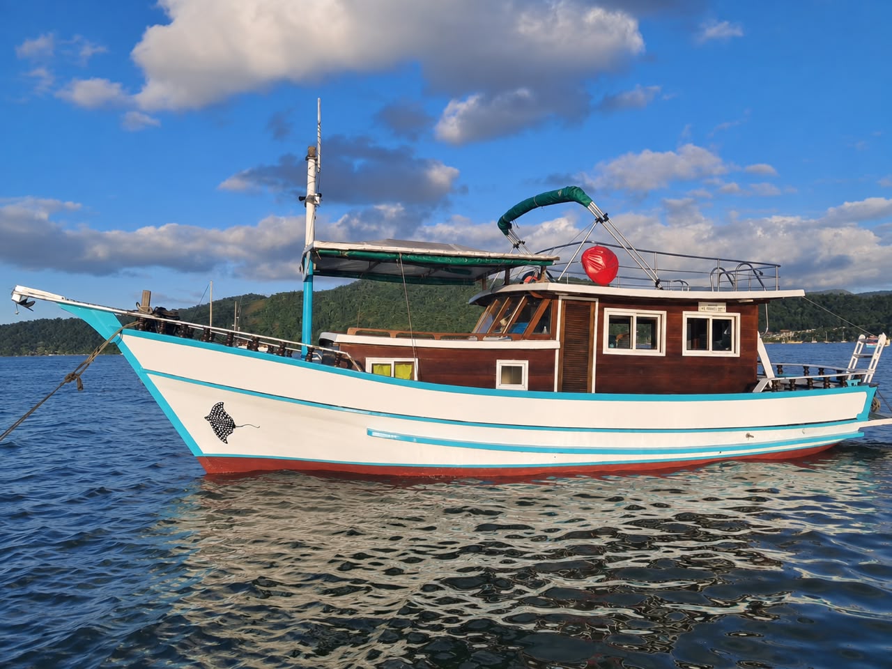 Barco Paraty PRIVATIVO Churrasqueira • Snorkel • Som bluetooth • Gelo • Toilet (R$ p/ate 15 passageiros) 